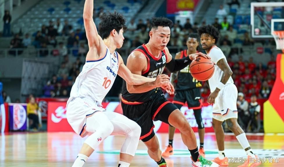jjb-CBA第一黑马横空出世！连斩北京上海杀疯了：辽篮恐遭他们双杀？